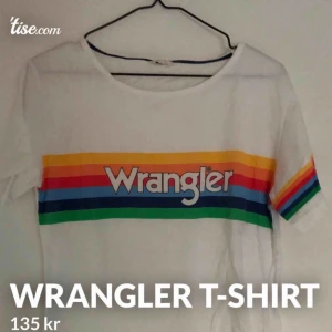  - Vit t-shirt från Wrangler, inköpt på Jeansbolaget! Ord. pris låg på 349:- så detta är verkligen ett kap! Supersnyggt med den lilla ”kaptensbindeln” på ena ärmen. Den är märkt med strl M men skulle säga att den lutar mot en S.