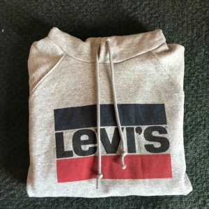  - Mysig, grå Levi’s hoodie. Nypris: 700 kr. Säljer pågrund av för lite användning. Använd kanske en eller två gånger. Storlek S, men jag som har XS kunde ha den som oversized :) Betalas med Swish, FRAKTFRI🤗✅☺️✅