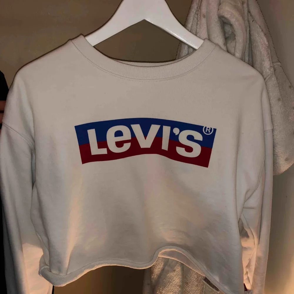 Jättefin croppad Levis tröja. Nypris 700 kr och använd 2 gånger. . Tröjor & Koftor.
