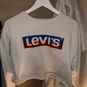 Jättefin croppad Levis tröja. Nypris 700 kr och använd 2 gånger. 