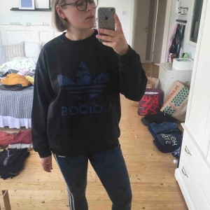  - Adidaströja i användt skick! Säljer även tillkommande leggings.   Frakt tillkommer🌸