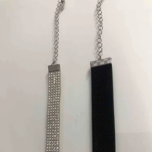  - (10kr st) En helsvart chocker & en glittrig! Inga är använda. Möts upp i Linköping annars står köparen för frakt 💖💖💖(OBS svarta chocker är såld)
