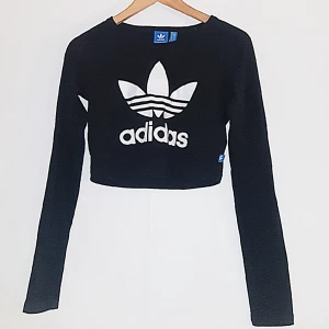  - Adidas Originals croptop i storlek XS. Passar mig som är S/M. 
