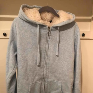  - Ljusblå tröja med vitt foder, ej fodrat i ärmarna. I gott skick. 100kr exklusive frakt, kan mötas upp i Stockholm.