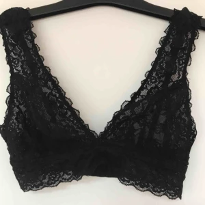  - Mycket fin och bekväm bralette i spets! Använd ett fåtal gånger, nyskick. Mycket fin under aningen genomskinliga tröjor eller off shoulder. 