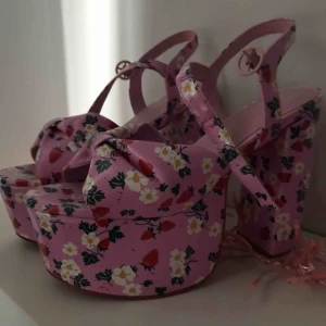  - Sjukt coola skor med typ blommor och jordgubbar på. Knappt använda. 