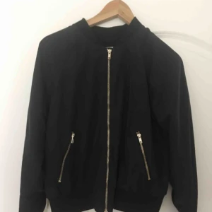  - weekdaybomber storlek M. Knappast använd. Passar också någon med S skulle jag tro.   Kan frakta el mötas upp Malmö/lundatrakterna 