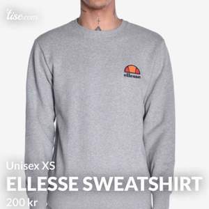 SUPERSNYGG och trendig Ellesse sweatshirt, inköpt för 749:- , helt oanvänd, inga flaws eller någon som helst skada. Varför jag säljer den så billigt är pga. att den inte kommer till användning hos mig vilket den förtjänar. 🖤
