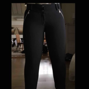  - Ridbyxor från CRW.  Stretch med fickor på vardera sida samt två knappar o dragkedja 