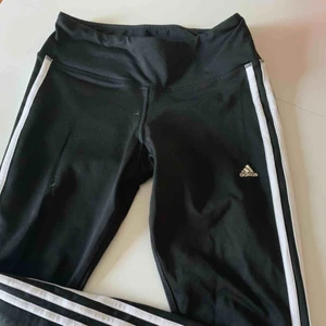  - Säljer mina adidas tajts i strl Xs för 125kr, kan frakta men du får betala frakten själv (63kr), annars möts jag upp i Stockholm, betalning sker via swish, hoppas det är något för dig!☺️
