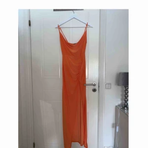  - Orange cowlneck långklänning med slits i sidan. Köpt från Boohoo med lapp kvar, aldrig använd. Frakt ingår!