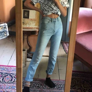  - Jeans från Bikbok, nästan aldrig använda. Är i XS, men ganska stora i storlek, så passar även en S. Säljer för 200 kronor + fraktkostnad