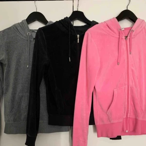  - Säljer mina 3 sammetskoftor, 200kr för alla 3, strl xs, kan frakta men du får betala frakten själv (63kr), annars möts jag upp i Stockholm, betalning sker via swish, hoppas det är något för dig!☺️