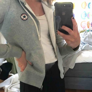  - Flis från converse, använts hyfsat många gånger men är fortfarande i super skick. Den är bekväm och värmande, skönt material också. Priset kan alltid diskuteras.