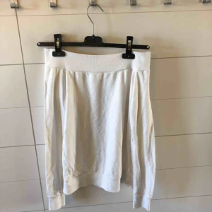  - Off-shoulder tröja från Bershka! Märkt M men skulle säga att den är lite liten i storleken. Frakt 50kr eller möter upp i Kristinehamn 