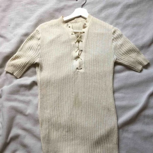  - Stickad krämvit topp köpt på second hand. Jättemjuk och skön. 