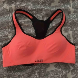  - Säljer denna helt nya sporttoppen från casall.Aldrig använd endast testad.Säljer den pågrund av att den är för liten på mig😊Köparen står för frakt!