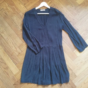  - Fin mörkblå klänning med mönster från Samsøe Samsøe