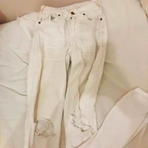  - Vita dr denim- med hål ripped Bra skick men använda några gånger så lite smuts som går bort 
