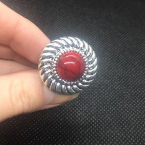  - Dösnygg vintagering! Justerbar och passar alla! Frakt: 9:- Nickelfrihet kan ej garanteras, så köp ej vid allergi för säkerhetsskull 