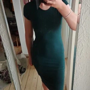  - Grön klänning, från bohoo, perfekt passform. Frakt tilläggs 