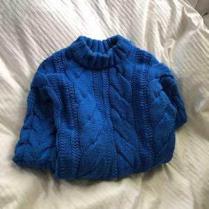 Tyvärr för liten för mig så säljer denna gosiga kornblåa tröja som är helt perfekt nu när hösten börjar!💙🧡 så gosig!!! Köpt för 400kr och använd en gång