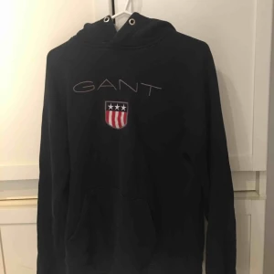  - Den trendiga GANT huvtröja/tjocktröja, lite urtvättad men skön och snygg ändå