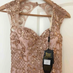  - Klänning fr angel forever, engelskt märke. Orginalpris 6500 kr. Färg: nude. Modell: sjöjungfru. Passar också en person med storlek s. Aldrig använd. Hör gärna av dig vid fler frågor och bilder.  Kan frakta eller mötas upp i Malmö/Lund.