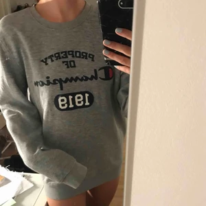  - Sweatshirt från champion killavdelningen , inte så använd men ändå använd. frakt tillkommer på 64kr