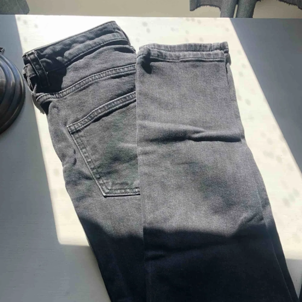 Svarta mom-jeans i modellen Leah från Gina Tricot. Ordinarie pris: 499kr. Använda endast ett fåtal gånger. . Jeans & Byxor.