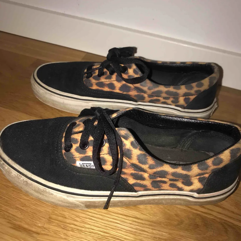 Säljer mina leopard vans som jag köpte i Frankrike. Säljer skorna då dem är för små för mig idag.  I använt men bra skick!  Storlek: 38. Skor.