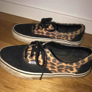  - Säljer mina leopard vans som jag köpte i Frankrike. Säljer skorna då dem är för små för mig idag.  I använt men bra skick!  Storlek: 38