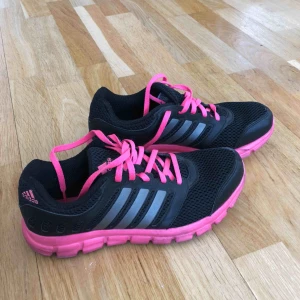  - Snygga träningsskor i storlek 36.5!