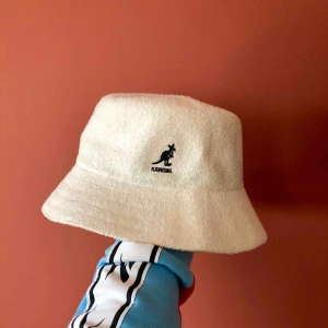  - Kangool bermuda bucket, använd 1 gång på en hattfest 😂