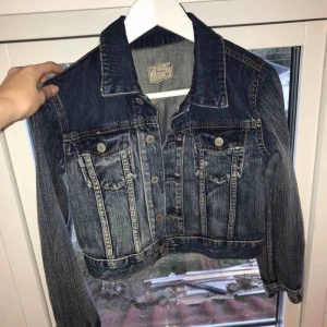  - Ralph Lauren jeansjacka med slitningar i väldigt bra skick! Köpt i USA förra året för runt 500 kr. Använd sparsamt, inga fläckar eller andra hål. Det är en barnstorlek men fungerar jättebra för XS/S då jag vanligtvis brukar använda S.