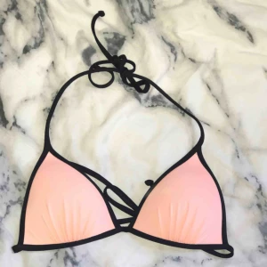 - Jättefin triangel bikini från h&m. Endast använd några få gånger förra sommaren. Säljer pga för liten. 