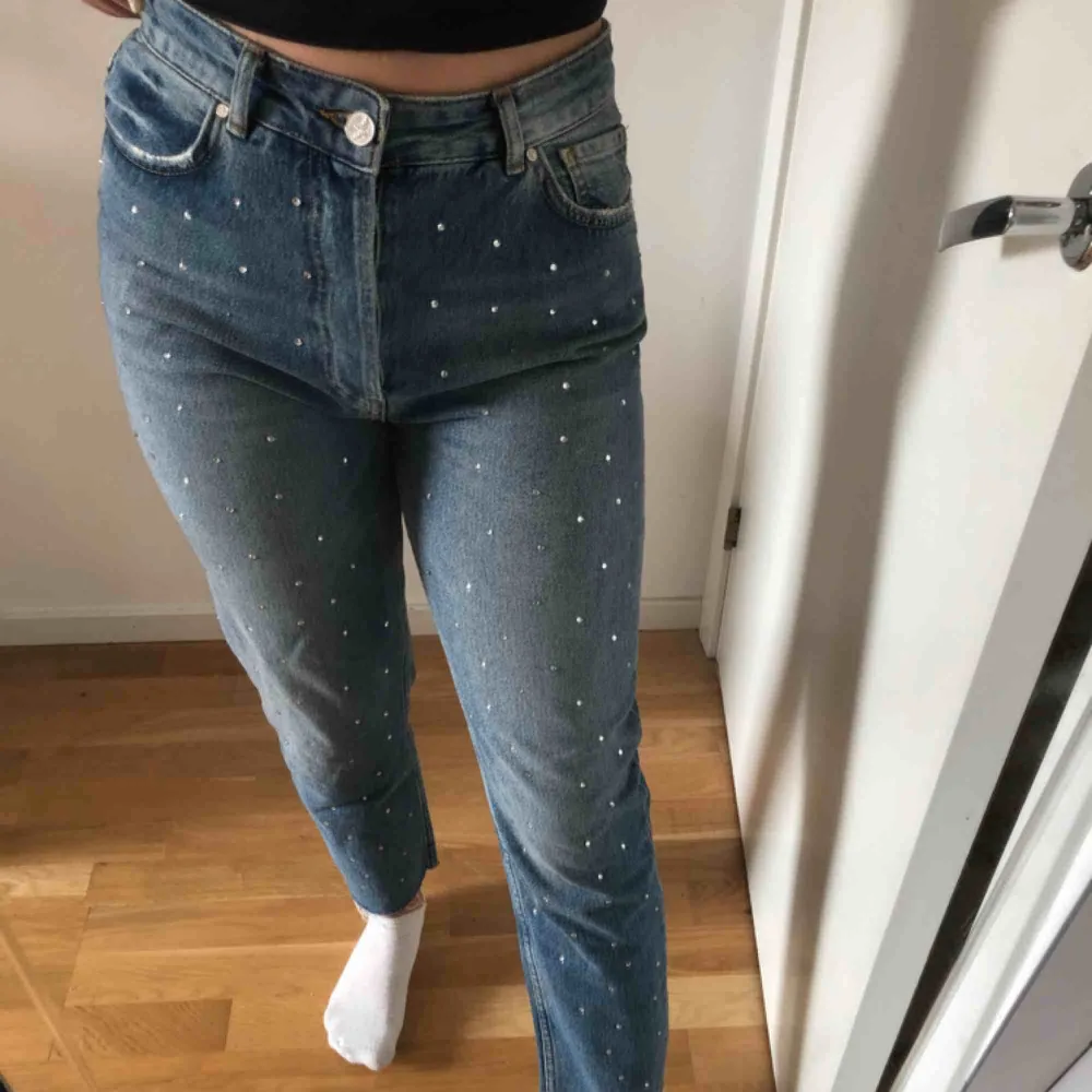 Ett par väldigt coola jeans med strass-stenar på hela framsidan av benen, lite slitningar ned till av benen, stängs med 4 knappar, lite boyfriend jeans modell. ANVÄNDA 1 GÅNG🙌, ordinarie pris 600kr . Jeans & Byxor.