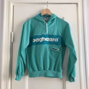  - En sweatshirt från Bagheera. Storlek 150/XXS, damstorlek. Skick: 5.5/10 (trasig ficka + namnmärkt). Levereras nytvättad. Finnes på Södermalm, Stockholm. Kan postas men då står Du för frakten, (55kr). Mvh Marija & Nugget