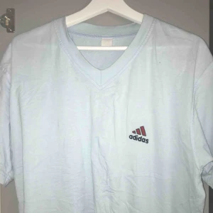  - Supercool oversized adidas t-shirt från Humana. Så fin färg nu till sommaren💕