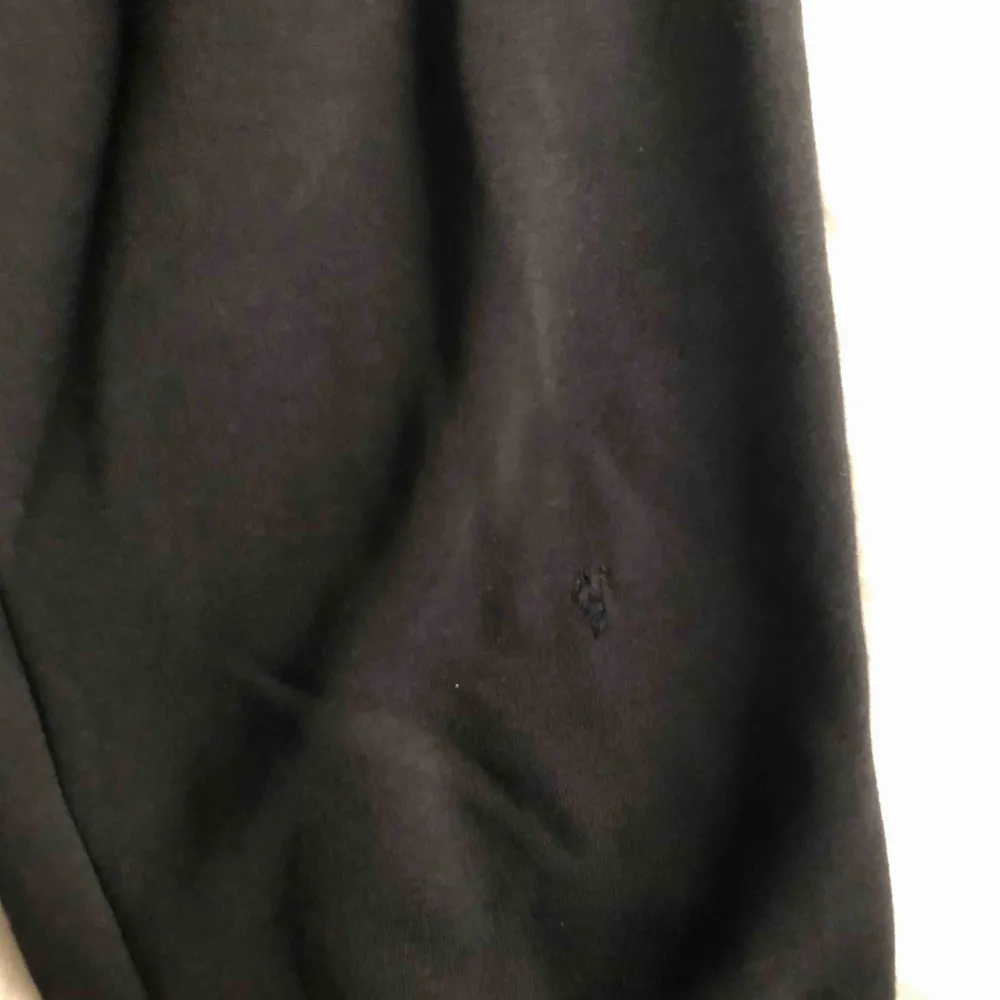Svarta nike mjukisbyxor. Litet hål på vänstra knät men har sytt för det så det syns knappt. 100kr +frakt 💘. Jeans & Byxor.