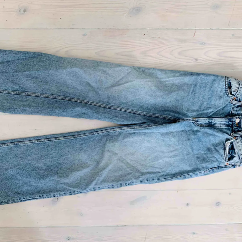 Ljusblåa jeans från Monki 🍓. Jeans & Byxor.