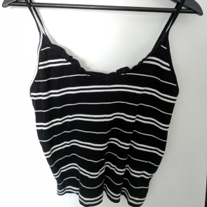  - Fint svartvitt sommar linne från BikBok. Aldrig använt pga fel storlek så den är i nytt och fint skick! 