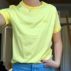  - Aldrig använd, fin gul T-shirt i strl S.  Priset är inklusive frakt. 