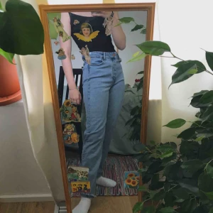  - ljusblå jeans från cubus, knappt använda🌼 storlek 31, passar mig som oftast har medium eller small men är ganska mjuka och stretchiga i tyget. kan mötas upp i sthlm eller frakta (köparen står för fraktkostnaden)