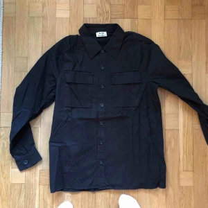  - Acne Studios, svart skjorta Stl. 50 / M/L
