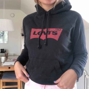  - Svart hoodie från Levis. M i storleken men den är väldigt liten i storleken. 