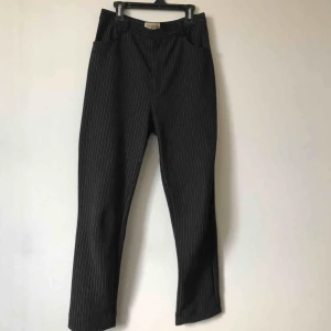  - Kostymbyxor jag köpt second hand men är ändå i bra kvalitet. Står ingen storlek i byxorna men skulle gissa på 36/38. Jätte snygga med smala vita nästan silvriga ränder ✨ Möts upp i Gävle eller fraktar för 54kr