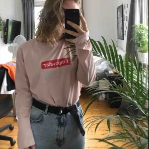  - Tröja från monki, något oversize men extremt skön!  Hör av dig om du vill ha mer bilder! Köparen står för frakten.   OBS, alla kläder måste säljas innan augusti, i augusti doneras allt till välgörenhet.
