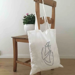  - Tygpåse med lång axelrem, med broderi på🌟 Frakt tillkommer