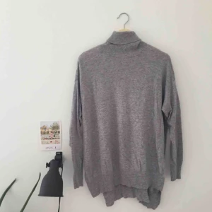  - Större stickad polotröja, aldrig använd! 